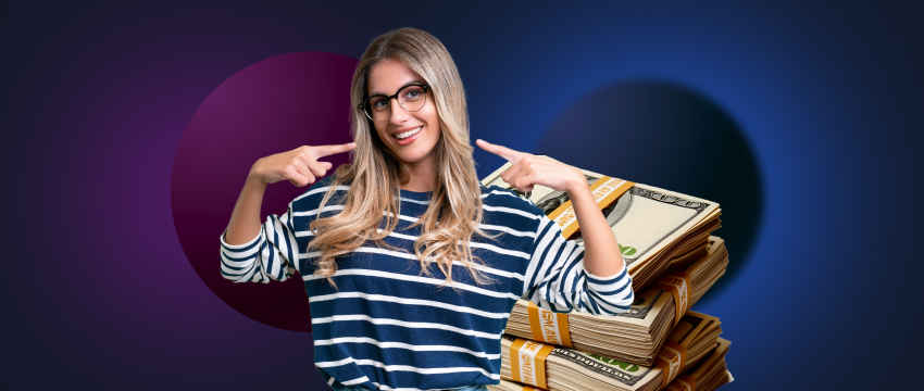 Une femme confiante montre de l'argent liquide tout en pointant l'appareil photo, incarnant ainsi la réussite dans le monde du trading sur le marché des changes.